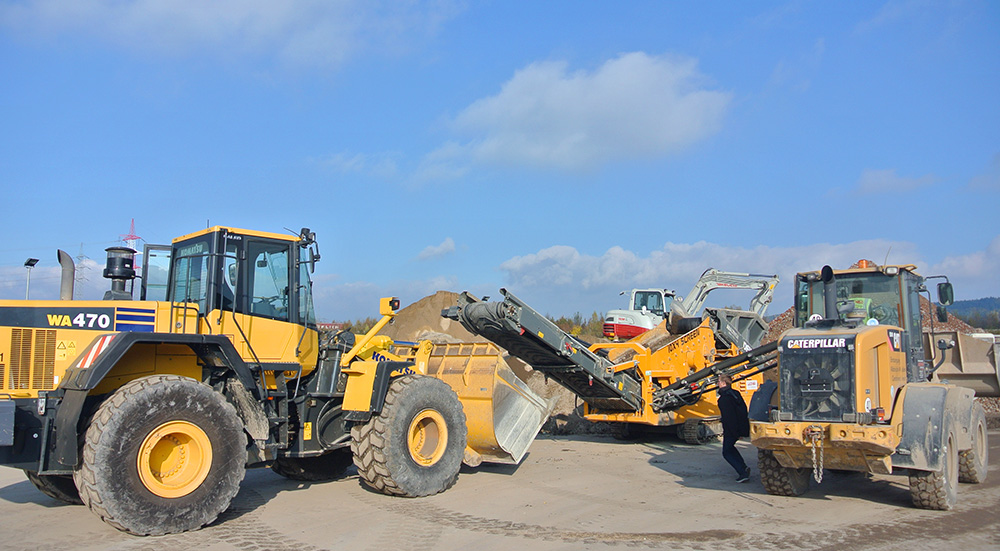 Baumaschinen von Lackner im Einsatz beim Recycling von Baumaterialien